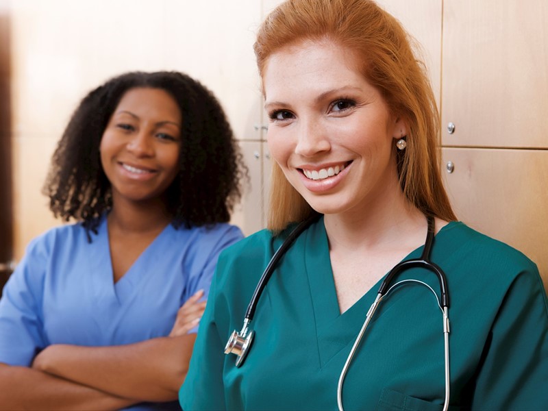twee gezondheidsmedewerkers glimlachen