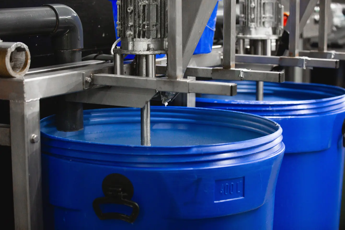 De productievaten waarin de gel wordt gemixt. 