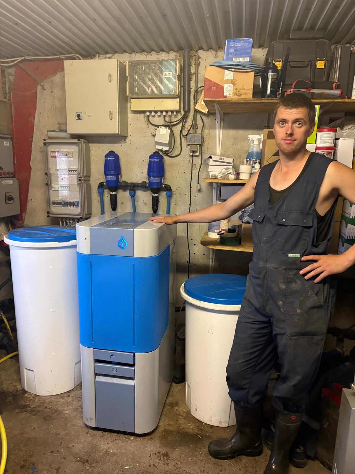 Ian Langedijk bij de Watter-machine