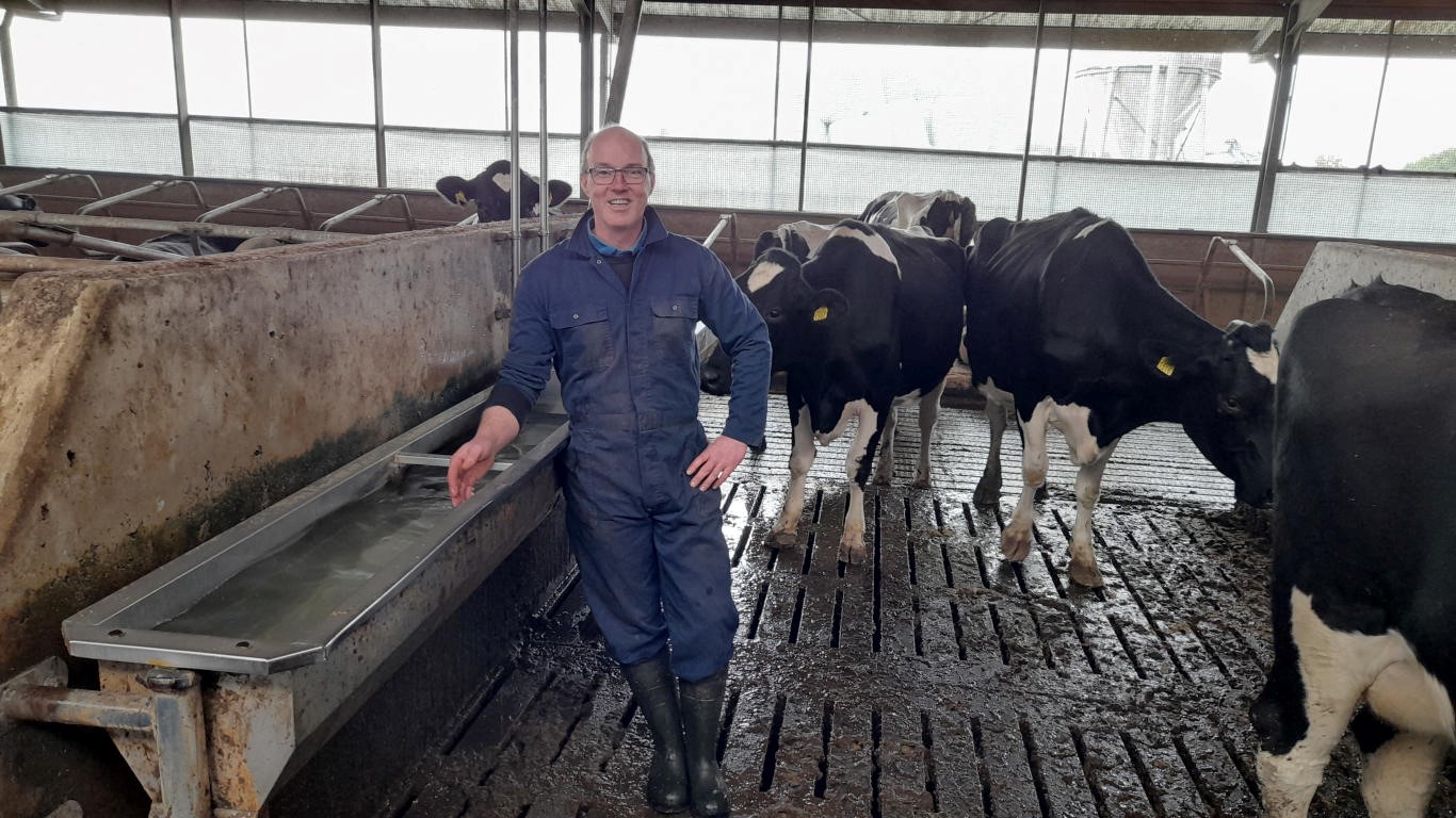 Stolze Bauer mit eine saubere Trinkschale